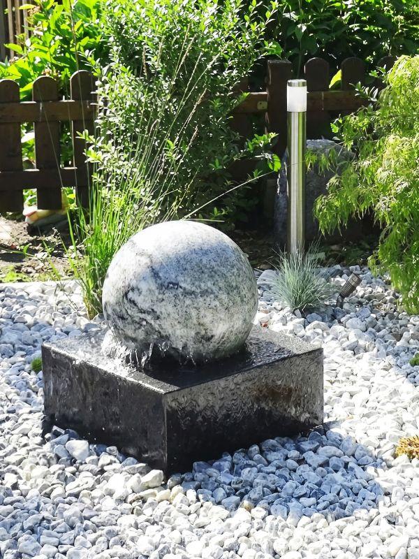 Fontaine à boules d'extérieur, sphères en pierre d'où l'eau ruisselle