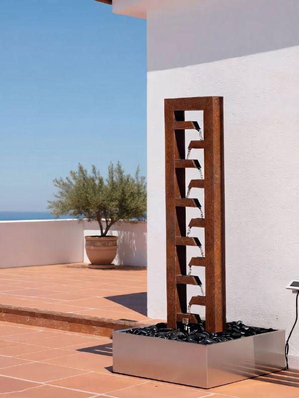 Fontaine de jardin en acier Corten à la patine rouille, cascade en colonne étagée
