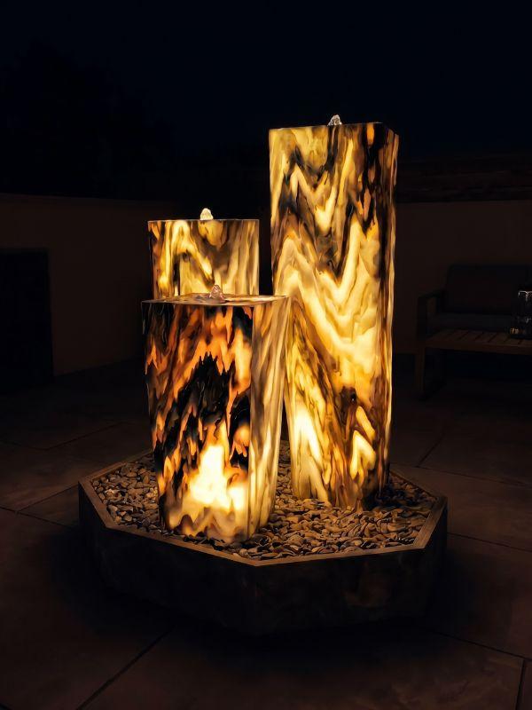 Fontaine lumineuse d'extérieur éclairée par des LED à la tombée du jour