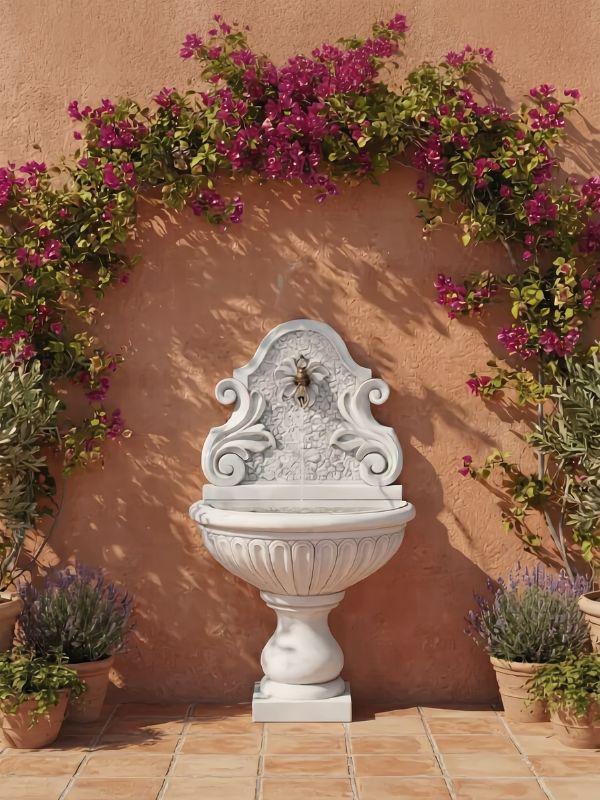Fontaine murale d'extérieur, mur d'eau en marbre sur une terrasse contemporaine