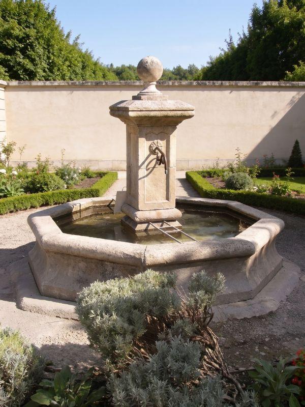 Fontaine stylisée au jardin, silhouette sculpturale et jeu d'eau épuré
