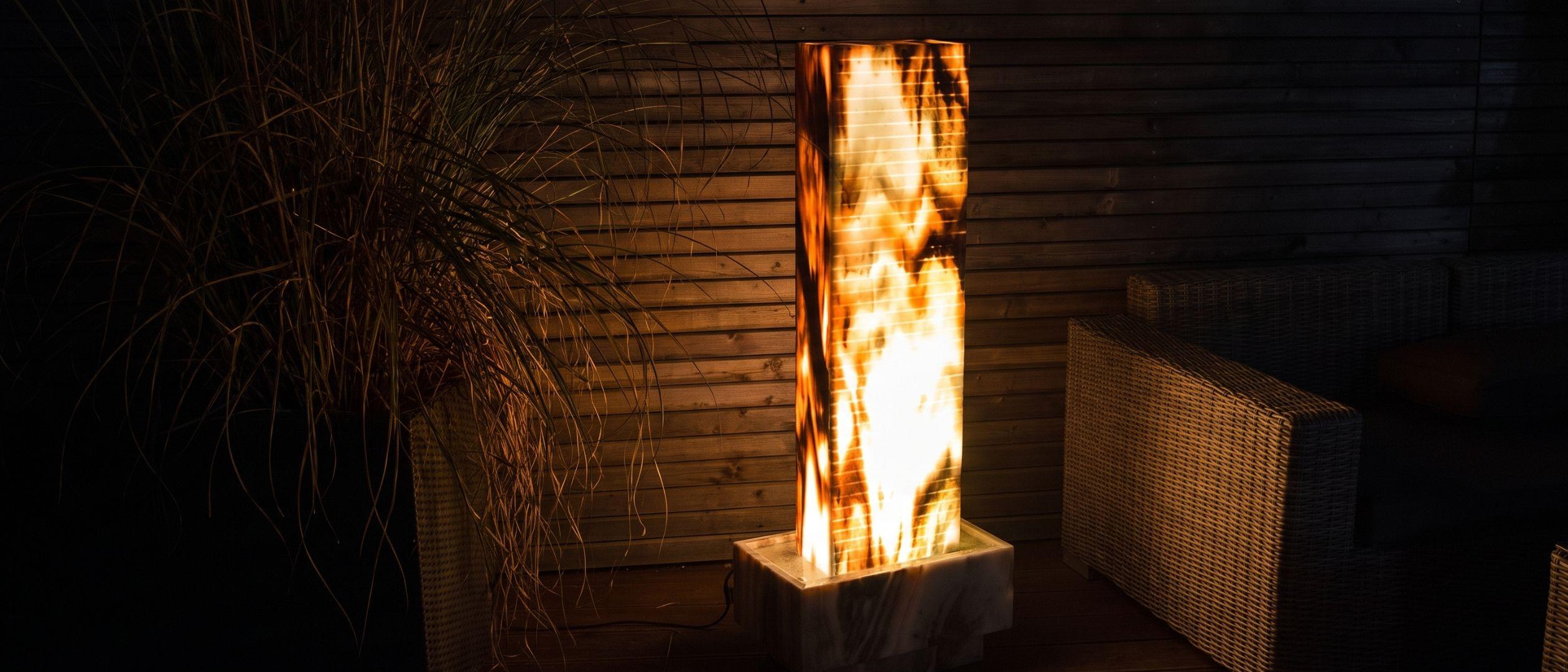 Fontaine de jardin lumineuse d'extérieur éclairée par des LED à la tombée du jour