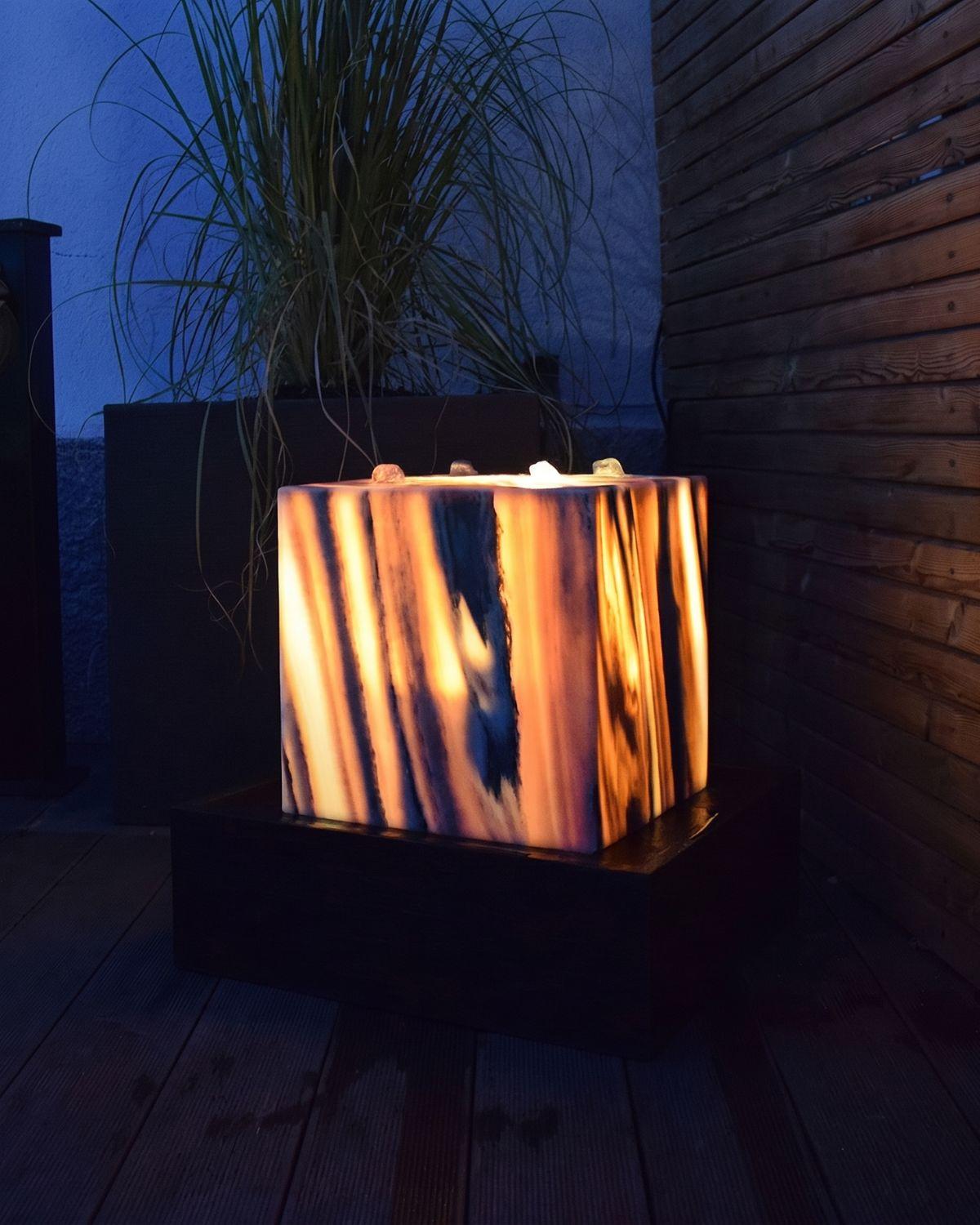 Fontaine lumineuse avec éclairage LED chaud sur une terrasse